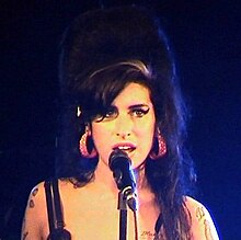 Amy Winehouse singin intae a microphone