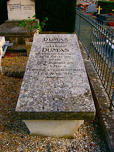 Ancienne tombe d'Alexandre Dumas à Villers-Cotterêts.