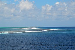 En approchant Huahine, passe à Tahateao atoll - panoramio.jpg