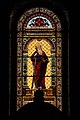 Fotografia do interior da Basílica. Vitral representando Santo André, Apóstolo.