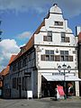 Februar: Das Beilmannsche Haus am Markt in Rheine. Die eingemauerten Kanonenkugeln stammen aus der Belagerung der Stadt im Dreißigjährigen Krieg.