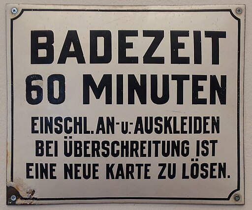 Blechschild Badezeit (in der Ausstellung im ehem. Waschsalon)