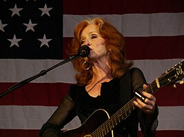 Bonnie Raitt performing live in 2007