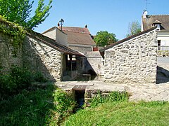 Le lavoir de la fontaine Saint-Martin, depuis le sud. Il est traversé par le ruisseau issu de la source.