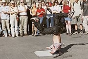Breakdancer beim Head Spin am Stephansplatz in Wien