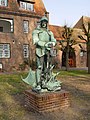 Statue des heiligen Michael vor dem Rosenhof der Egestorff-Stiftung im Bremer Stadtteil Osterholz