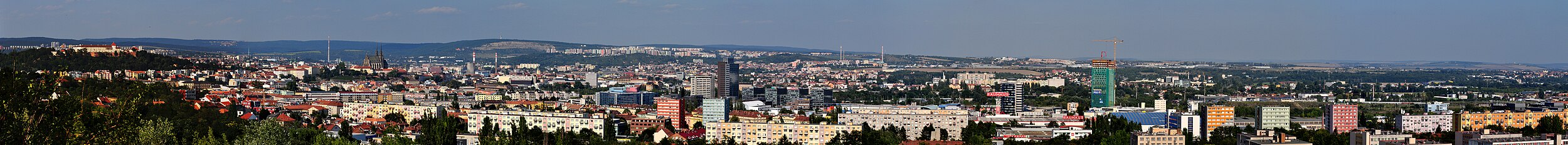 Panoramatický pohled na přibližně jihozápadní čtvrtinu města (stav 2012)