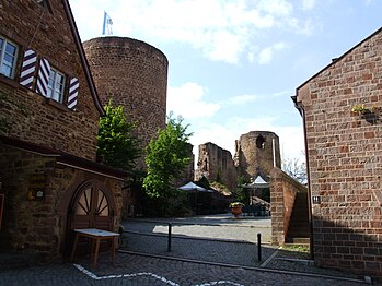 Östlicher Burghof mit Schenke