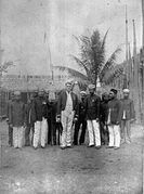 PNS AC de Heer bersama beberapa kepala suku Dayak di desa Tumbang Anoi, Kalimantan Tengah. (Juni 1894)