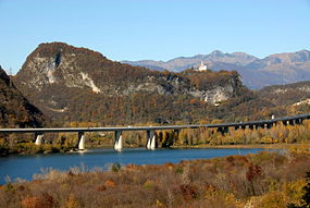 Cavazzo Càrnico Lago di Cavazzo con autostrada A23 e Pieve di Santo Stefano 01112007 94.jpg