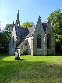 Vue du sud-est. Une minuscule sacristie à toit en appentis se niche dans l'angle du croisillon et du chevet. Au-dessus du toit du croisillon émerge le haut de la tourelle et du clocher.