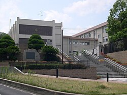 正門。正面左寄りの建物が本館。