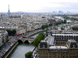 De Mont Valérien gezien vanuit Parijs, rechts van de Eiffeltoren. De zakenwijk La Défense is helemaal rechts.