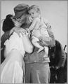 neznámý autor: Corporal John Simms of Bradbury Heights, Maryland, is shown bidding his wife, Ann, and their 8 month old son, John Jr., goodbye as he leaves for Korea, 1950. Washington, DC. Washington Post.