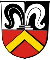 Gemeinde Forheim Geteilt; oben gespalten von Silber und Schwarz, aufgelegt eine gekürzte heraldische Lilie in verwechselten Farben; unten in Rot ein goldener Sparren.