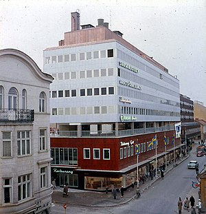 Bild från Storgatan när byggnaden öppnade som Domusvaruhus 1961