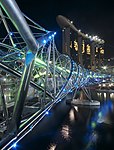 Helix Bridge (wzorowany na spirali DNA) i Marina Bay Sands Hotel w nocy