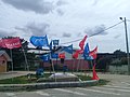 Daerah pemilihan Durian Tunggal menampilkan bendera kampanye dipasang di sudut-sudut jalan raya.