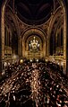 نوردهی ۳۰ ثانیه‌ای که مسیرهای نور شمع را در کلیسای جامع رومانیایی نشان می‌دهد