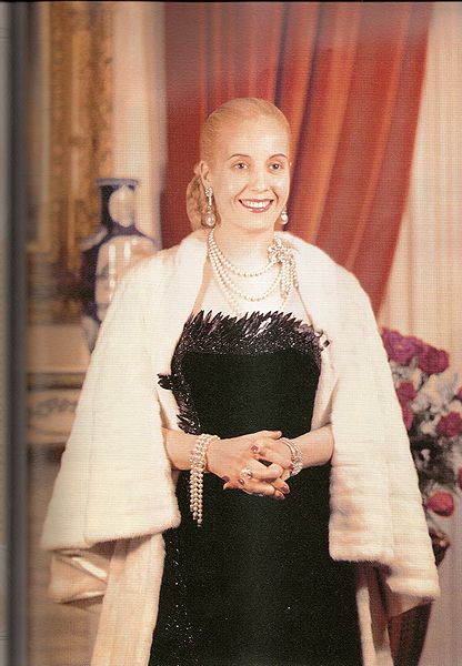 Ficheiro:Eva Perón vestida lujosamente.jpg