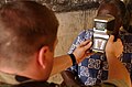 Vor-Ort-Hilfe des medizinischen Personals der US-Navy, Ghana, September 2003: Augenuntersuchung