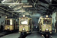 Vänster: Motorvagn med släpvagn vid Nordertor / Norderstraße, 1972. Höger: Stallade vagnar i vagnhall, 1972.