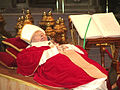 Pave Johannes Paul II (1920–2005) på paradeseng i Peterskirken i april 2005.