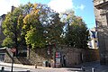 Ouverture dans le mur donnant sur le jardin, depuis la place Saint-Sauveur.