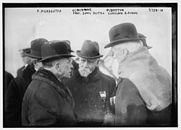 photographie en noir en blanc représentant un groupe de trois hommes âgés, coiffés de chapeaux.