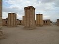 Serie de columnas en el interior del palacio
