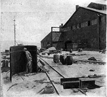 Artist's impression of a striker hiding behind a large shield and watching the Pinkerton men. Homestead strike Carnegie shield.jpg