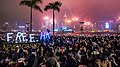 1月1日倒数活动期间，在尖沙咀海旁有市民举起“FREE HK”纸牌和高举“五大诉求、缺一不可”手势