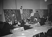Lors du tournoi d'échecs d'Hoogovens 1949 : Van Scheltinga, Henneberke, O'Kelly, Bergsma et Tartakower, 9 janvier 1949.