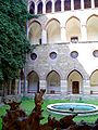 Vue de la cour intérieure rappelant le cloître d'une abbaye