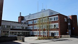 Koivukylän sosiaali- ja terveysaseman sisäänkäynti ja rakennuksen länsiosa.