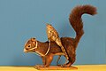 Grenouille naturalisée montée sur un écureuil lui aussi empaillé
