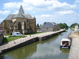 Le Chesne, kerk en Canal des Ardennes