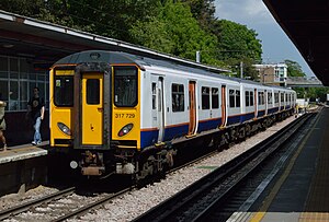 Лондонский наземный поезд на Upminster.jpg