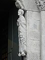 Dettaglio dell'ingresso principale con la statua di San Giovanni evangelista.