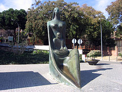 Maternidad (1966), de Carlos Ferreira de la Torre, calle Arquitectura.