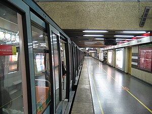 Metro de Santiago - Escuela Militar.jpg