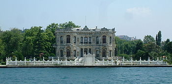 Дворец Кучуксу, вид с пролива Босфор