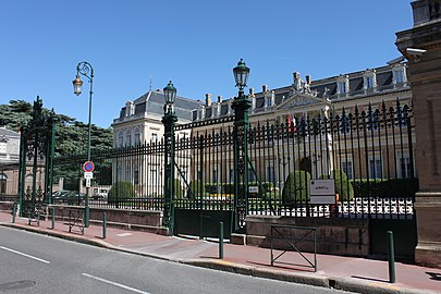 La grille du palais Niel sur la rue Saint-Jacques.