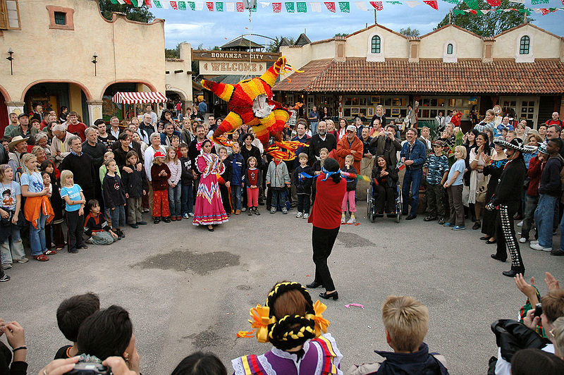 File:Piñata.jpg