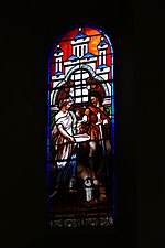 Photographie couleur d'un vitrail montrant la tête de Jean-Baptiste offerte sur un plat.