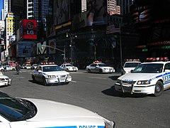 Voitures de police sur la place en 2005.