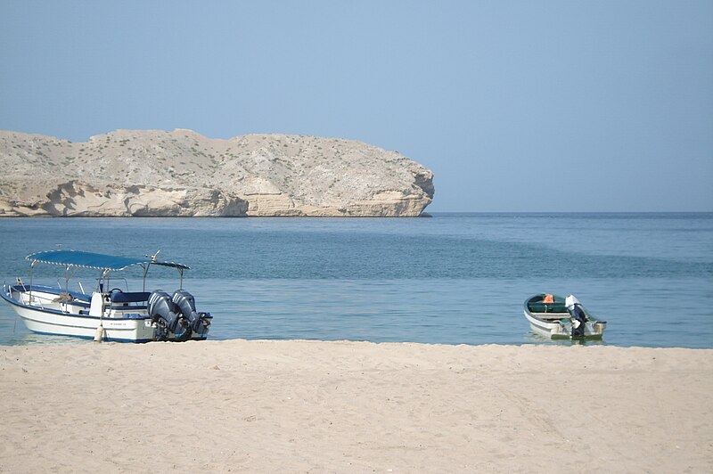 Lêer:Qantab Beach and small boats.JPG