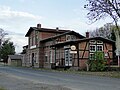 Bahnhof mit Pflasterung, Pumpe, Gleiskörperrest