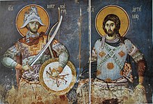 Отляво – Свети Меркурий, отдясно — Артемий Антиохийский Той държи меч, лък и щит. Главата на светеца е увенчана със скитски шлем, който отразява мястото на живота на светеца. Късата брада показва младостта му, а богатата одежда – високата му длъжност.[1] Символи на светеца са шлем, щит и меч Лицето на Артемий има явно сходство с лика на Христос. В своята „Ерминия“ (XVIII век) Дионисий Фурноаграфиот посочва това сходство:[3] „Артемий, на вид подобен на Христос“.