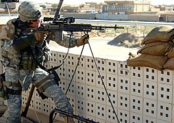 US-Soldat mit Zweibein-Zielstock